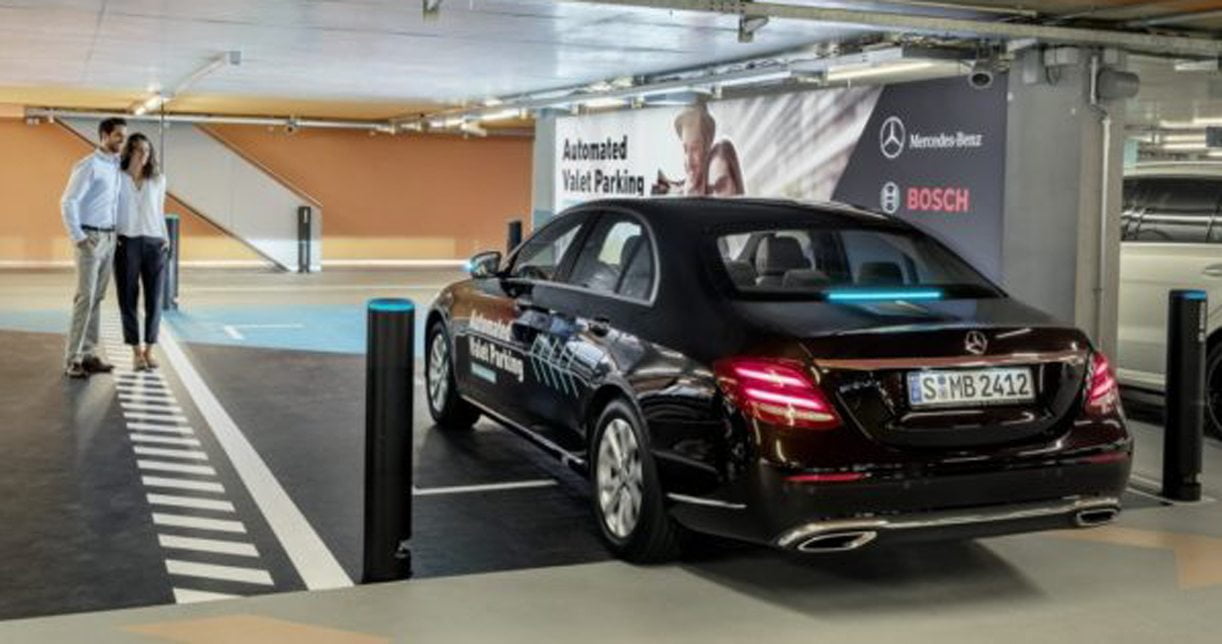 Mercedes kan automatisch parkeergarage in&uit