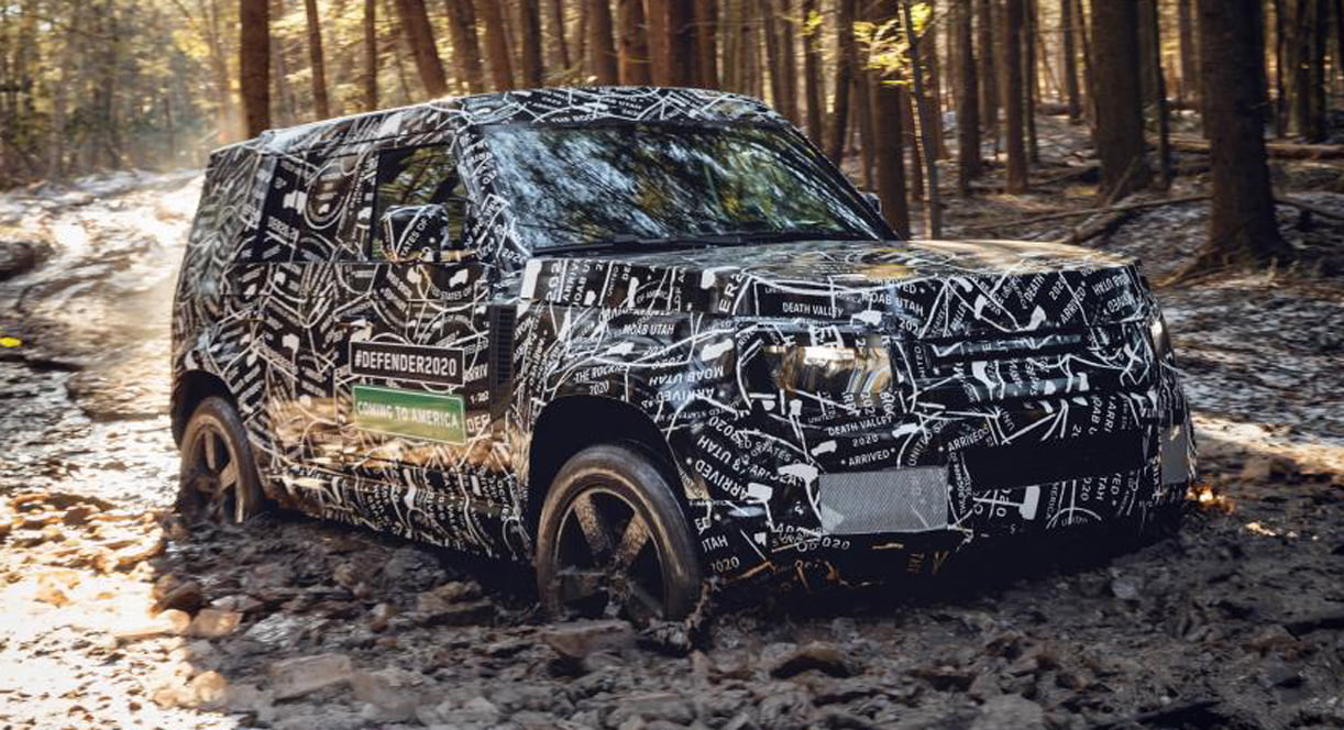 Land Rover Defender plaagt in de modder