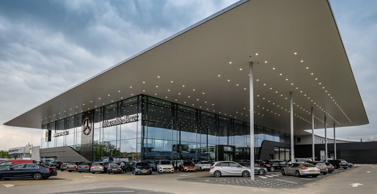Mercedes-Benz vindt de showroom opnieuw uit