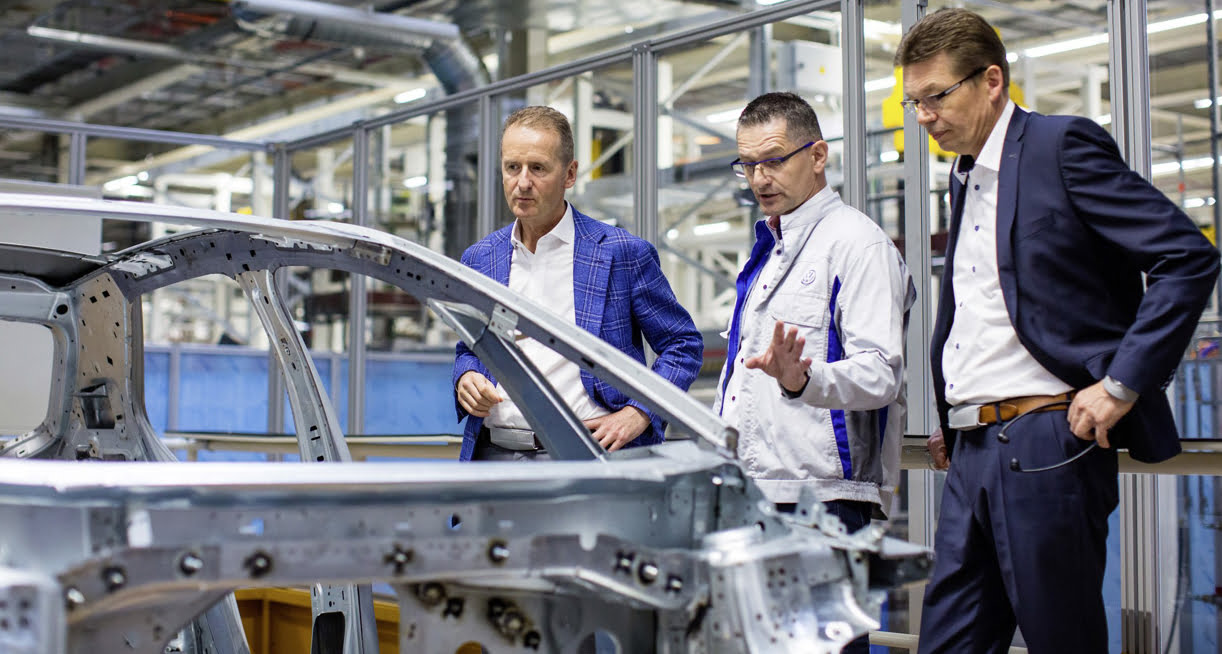 Volkswagen topman Diess kijkt toe bij ID.3 en ziet dat het goed is