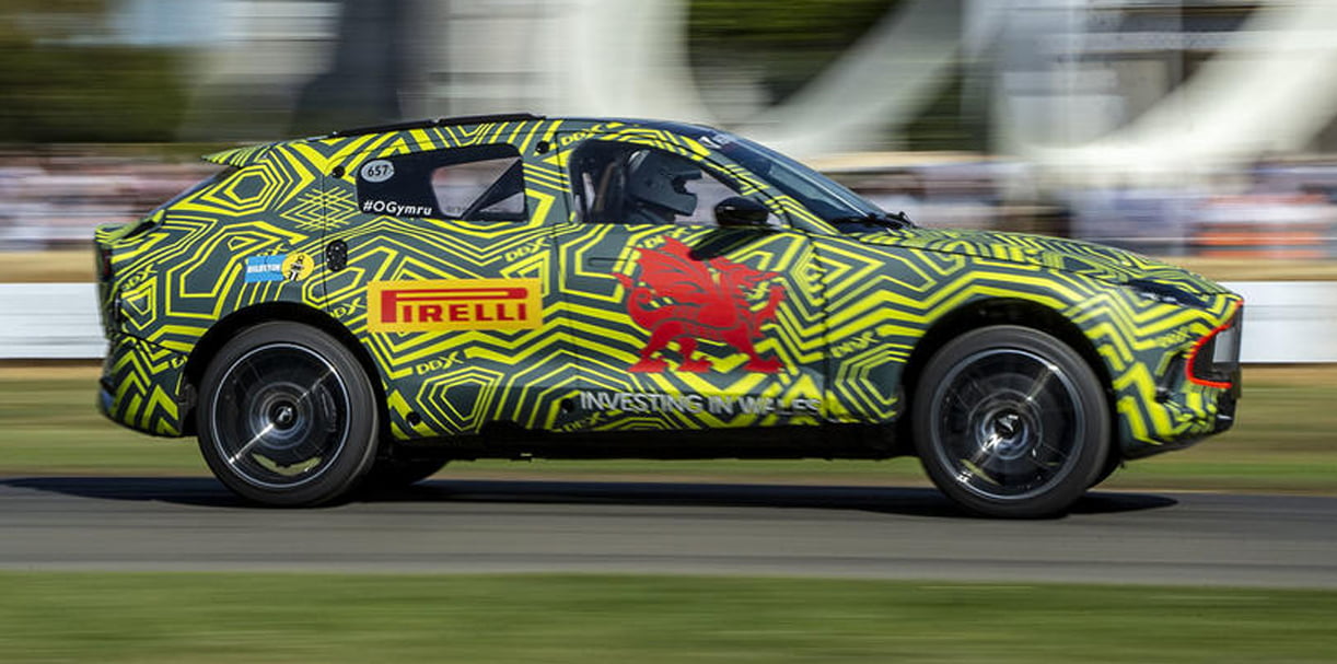 Aston Martin paait met DBX beleggers in Goodwood