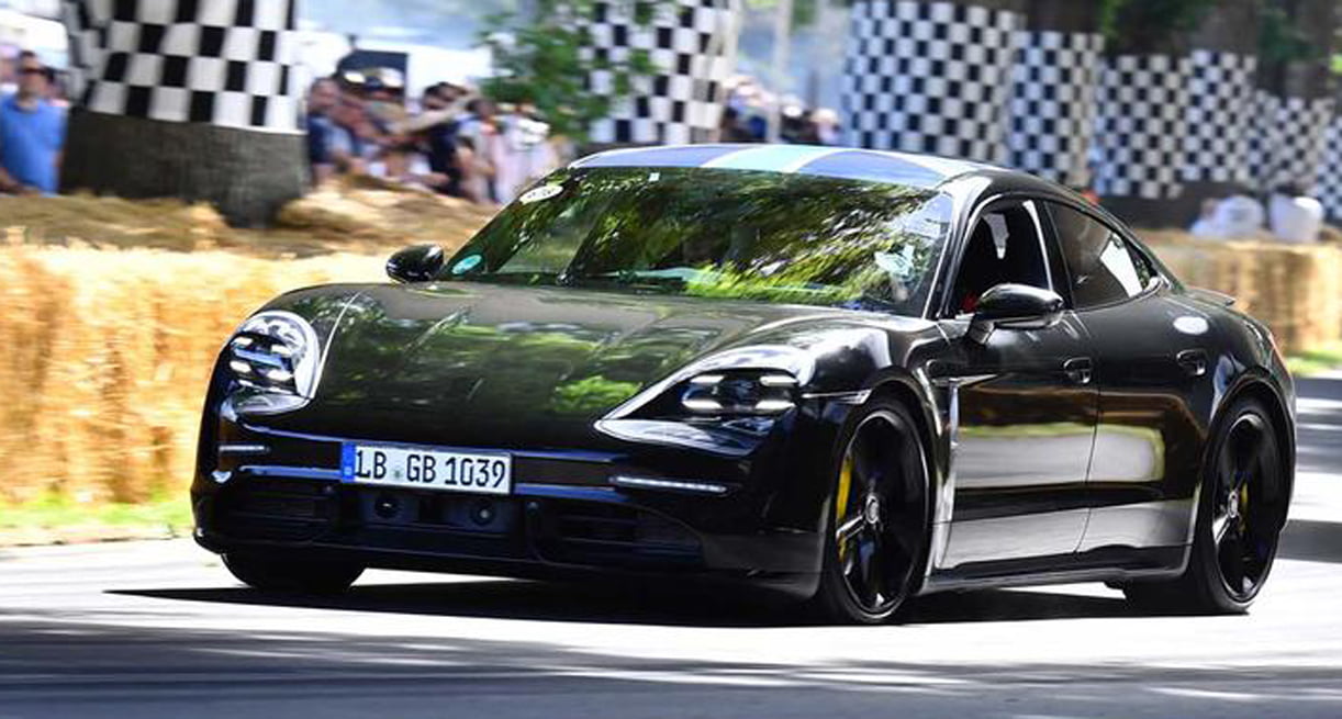 Porsche pakt met Taycan fotomoment op Goodwood