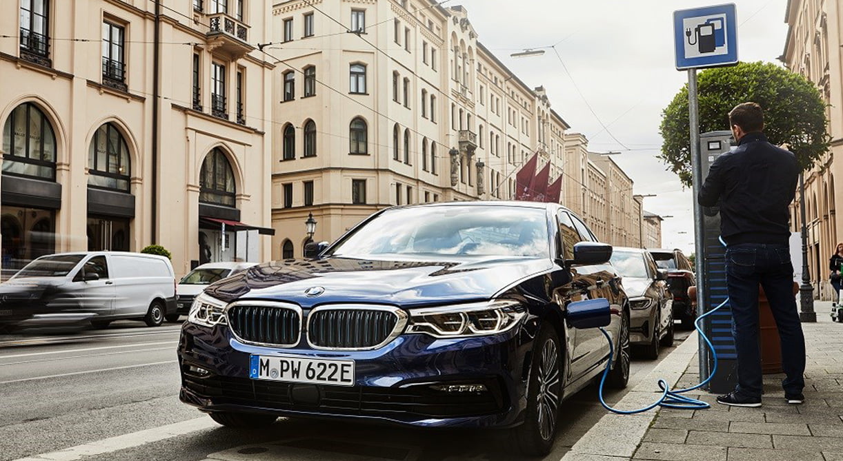 BMW geeft stekker hybride 5-serie groter elektrisch bereik
