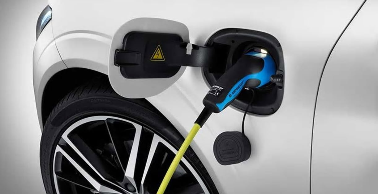 Prijs vergelijking Volvo XC60 B4 en Recharge T6