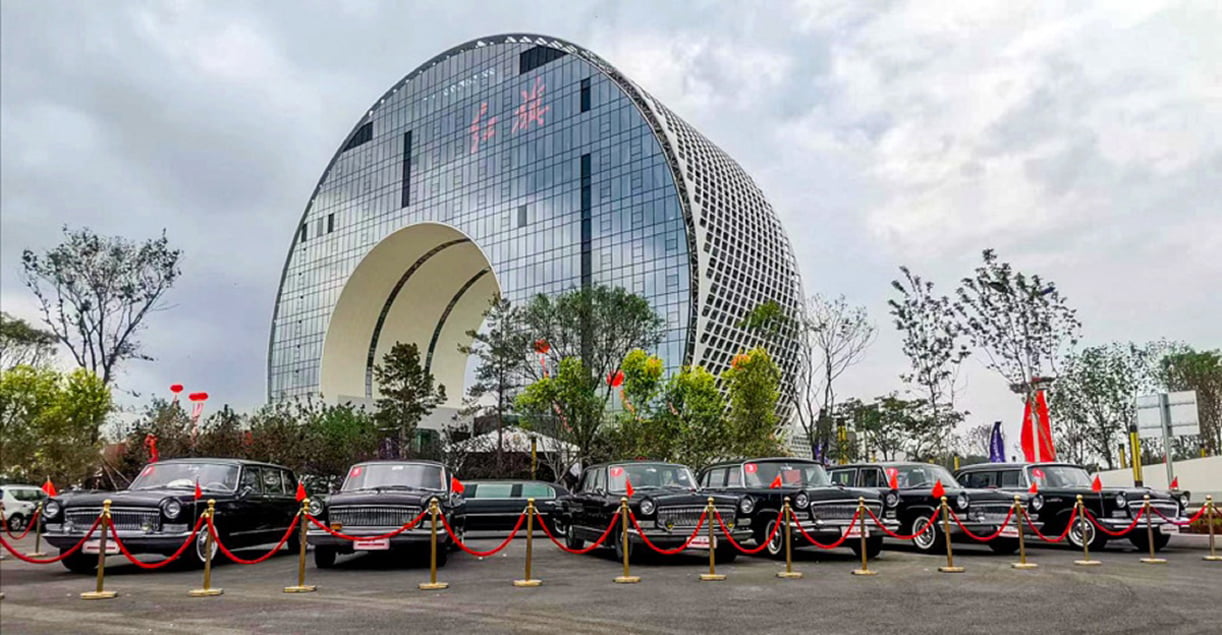 Vanuit dit gebouw wil Hongqi de wereld veroveren