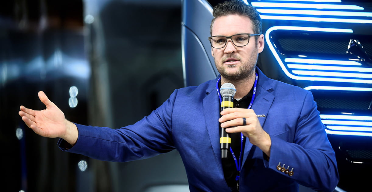 Nikola oprichter treedt terug
