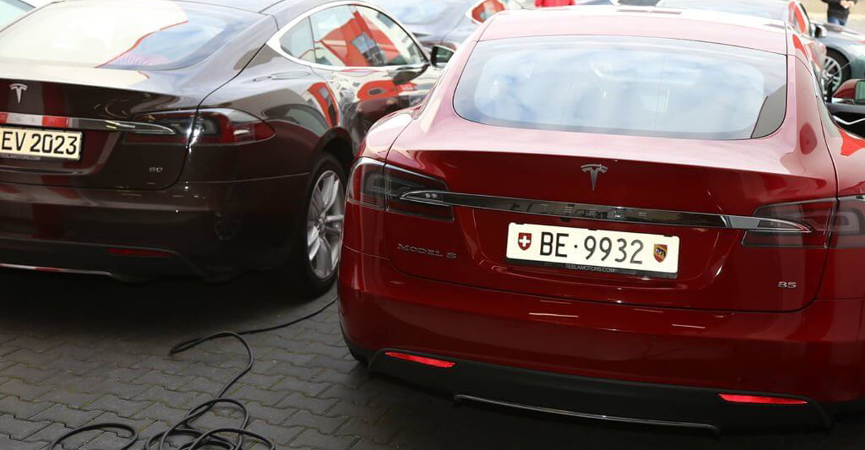 Wielophanging Tesla Model S breekt af bij 200 km/u