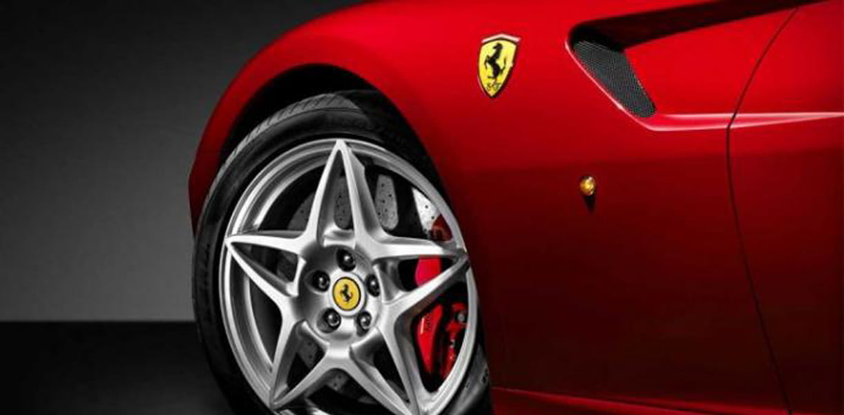 Gepersonaliseerde supercars Ferrari per vliegtuig naar Midden-Oosten