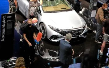 Mercedes: lagere verkopen, hogere winsten
