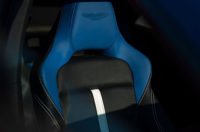 AstonMartinDBX707j