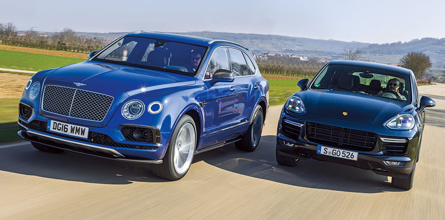 Stuurloos vrachtschip met auto’s van Bentley en Porsche BentleyPorsche911