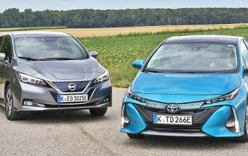 Japanse autofabrikant treuzelen bij transitie naar elektrisch rijden NissanLeafToyotaPrius