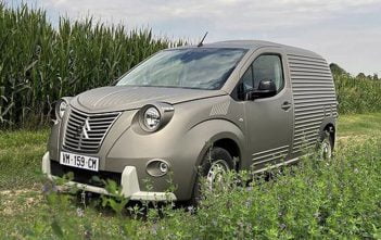 Citroën Berlingo trekt het 2CV Fourgonnette kostuum aan Caselani