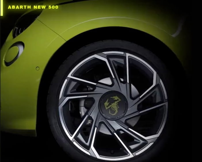 Abarth595ePlaag