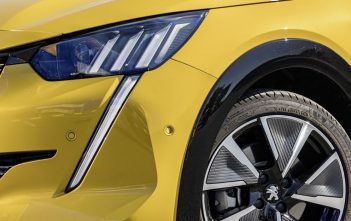 Peugeot208geleAchtergrond