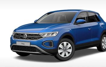 Prijs vergelijking nieuwe basisversie Volkswagen T-Roc VolkswagenTrocBlauwWitteAchtergrond