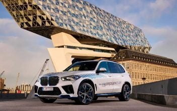BMW stuurt waterstofauto iX5 Hydrogen de weg op BMWiX5Hydrogen