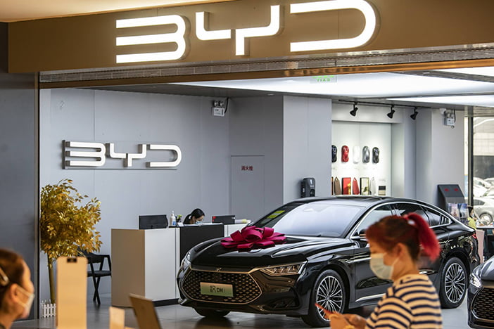 A showroom for BYD, China's biggest maker of electric vehicles, in Shanghai, April 10, 2023. (Qilai Shen/The New York Times)