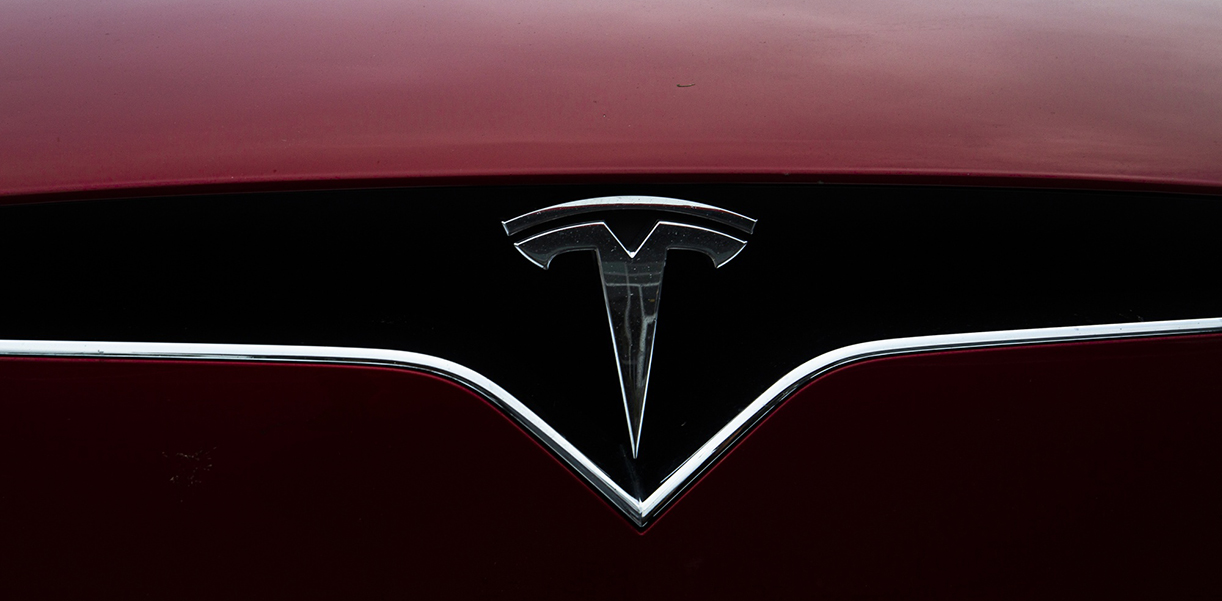 TeslaLogoDonkerrood