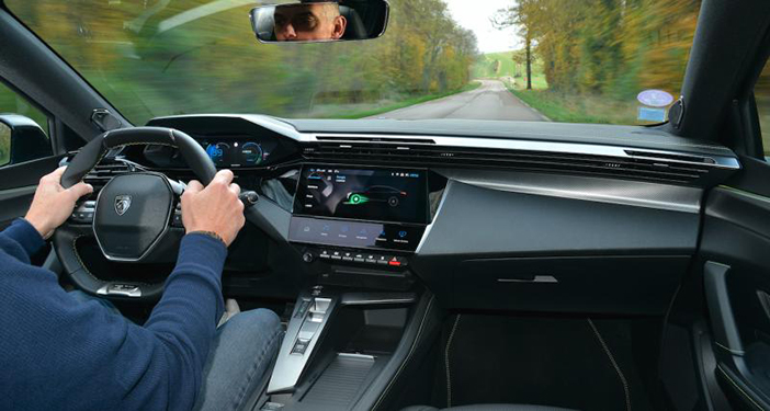 Peugeot408ToyotaPrius6