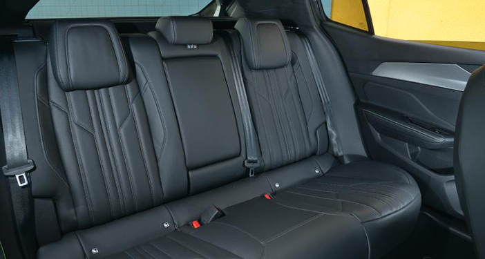Peugeot408ToyotaPrius7