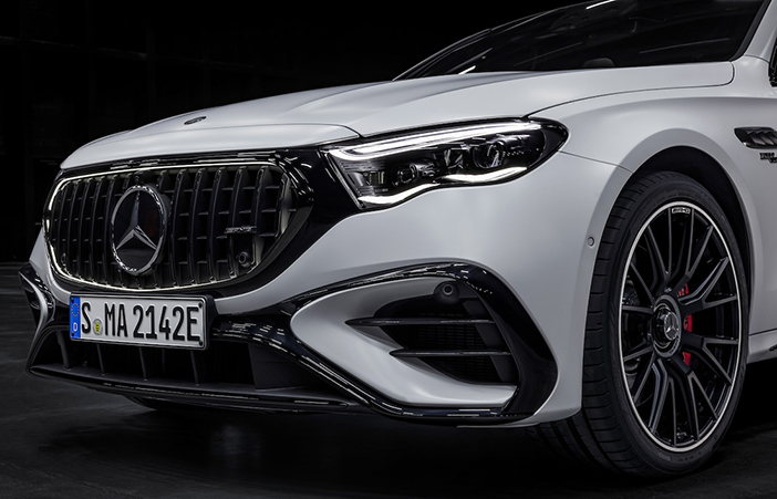 Performance und Effizienz in neuer Kombination: der Mercedes AMG E 53 HYBRID 4MATIC+ Performance and efficiency in a new combination: the Mercedes AMG E 53 HYBRID 4MATIC+
