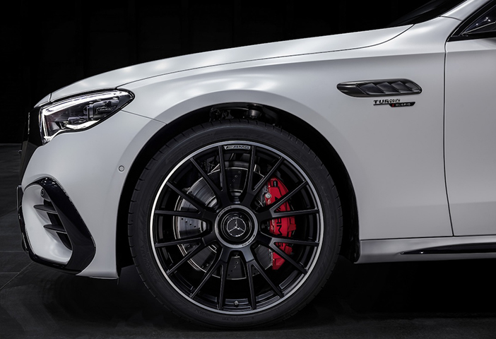 Performance und Effizienz in neuer Kombination: der Mercedes AMG E 53 HYBRID 4MATIC+ Performance and efficiency in a new combination: the Mercedes AMG E 53 HYBRID 4MATIC+