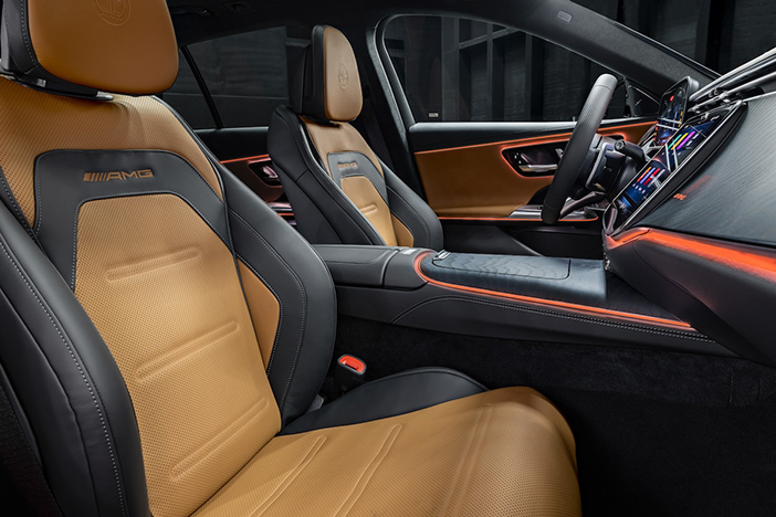 Performance und Effizienz in neuer Kombination: der Mercedes AMG E 53 HYBRID 4MATIC+ Performance and efficiency in a new combination: the Mercedes AMG E 53 HYBRID 4MATIC+