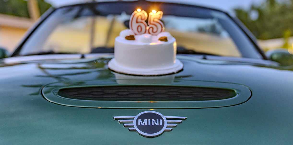 Mini blaast 65 kaarsjes uit Mini65jaar