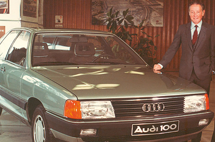 Der Empfangsbereich im Verwaltungsgebaeude erhielt 2011 ein neues Entr e fuer Werksfuehrungen./Eine Erinnerung aus dem Jahr 1982: Dr. Wolfgang R. Habbel (links, damals Vorstandvorsitzender der Audi NSU Auto Union AG) und Dr. Ferdinand K. Pi ch (rechts, da