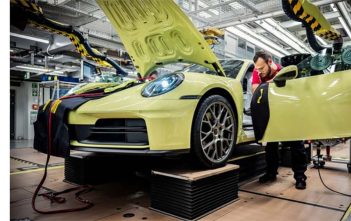 Porsche heeft het moeilijk en moet bezuinigen Porsche911fabriek