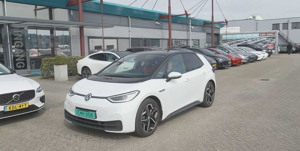 Tweedehands elektrische auto in trek door dure benzine en diesel