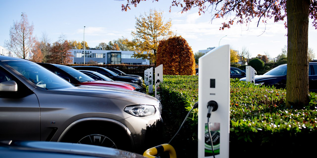 Leaserijders met elektrische auto zorgen 2 keer per dag voor piekbelasting
